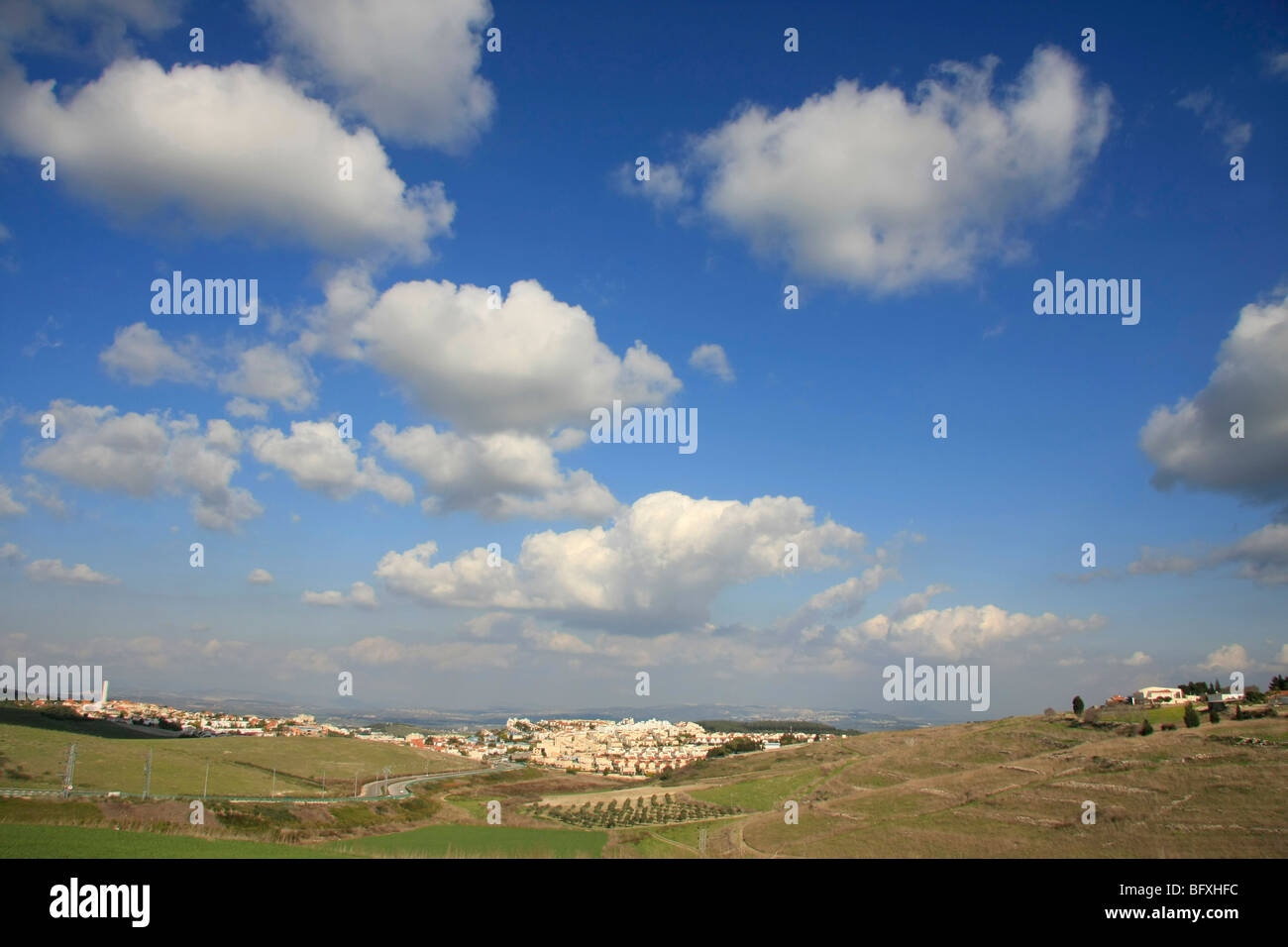 Israel, Menashe "Höhen. Ein Blick auf Yokneam von Straße 672 Stockfoto