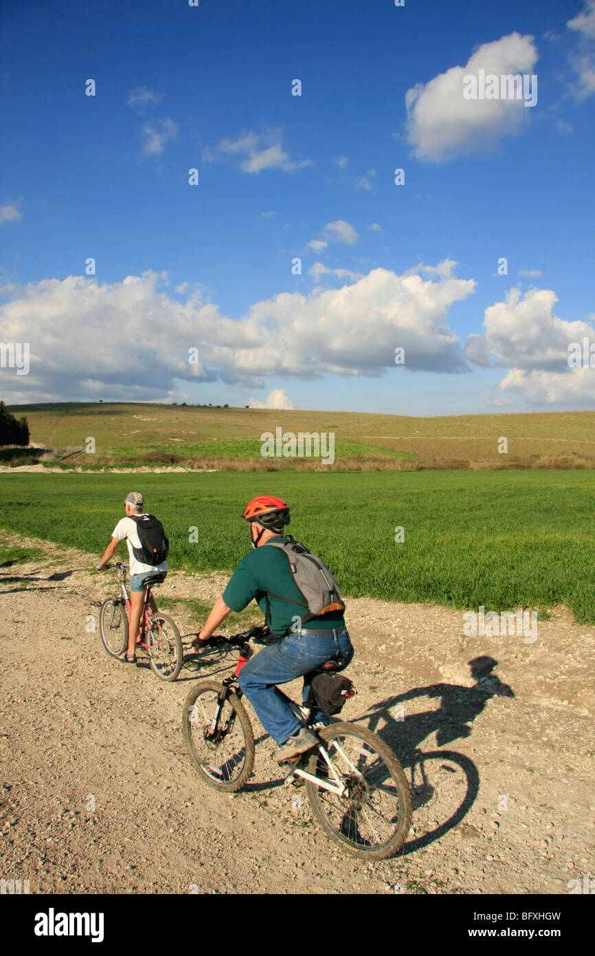 Israel, Menashe "Höhen. Radfahren an der Park Road Stockfoto