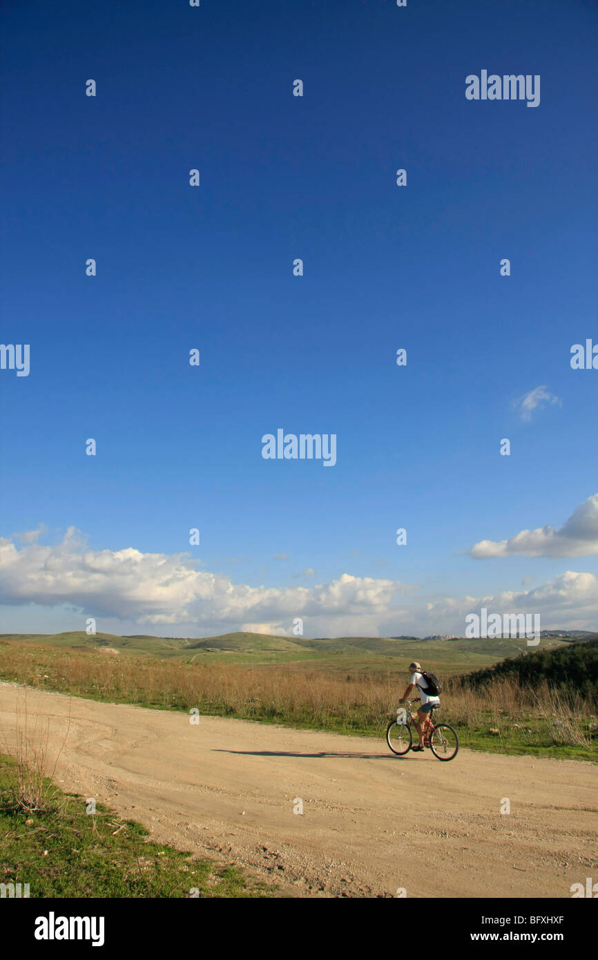 Israel, Menashe "Höhen. Radfahren an der Park Road Stockfoto