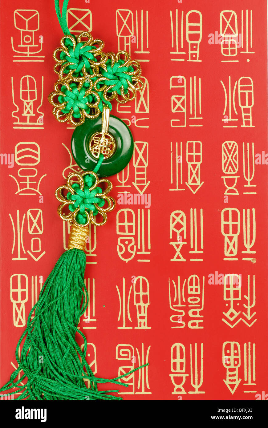 Chinesische traditionelle Knoten auf günstigen Hintergrund, Nahaufnahme. Stockfoto