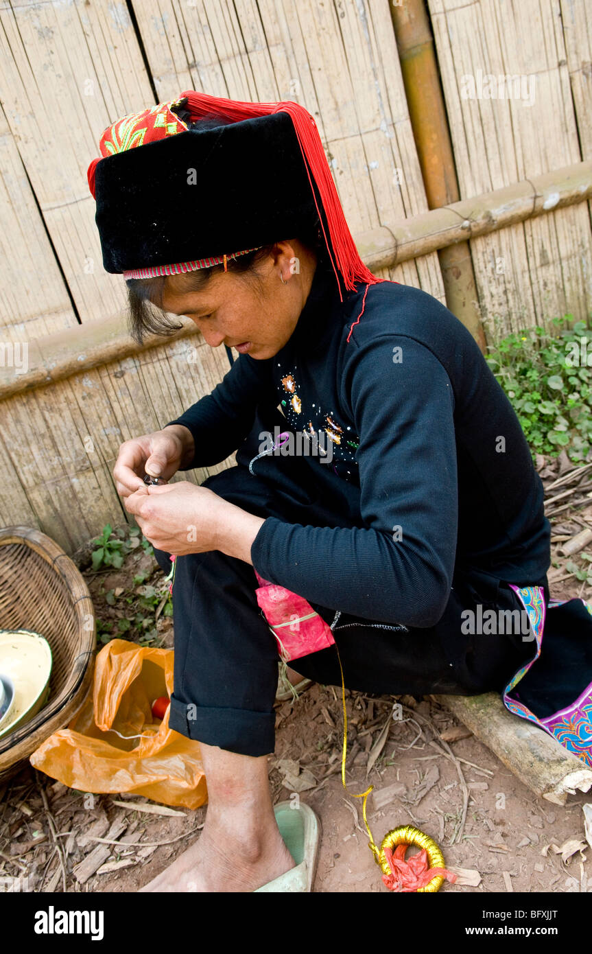 Eine bunte Mütze. Luchen Miao Frau. Stockfoto