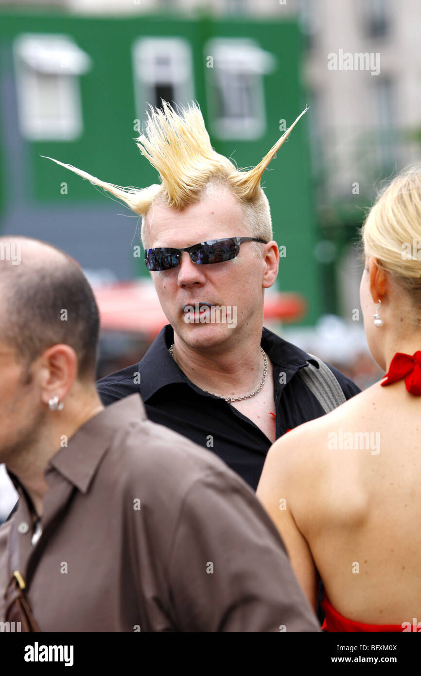 Ein Mann mit einem Punk-Rock Frisur in Trafalgar Square in London Stockfoto