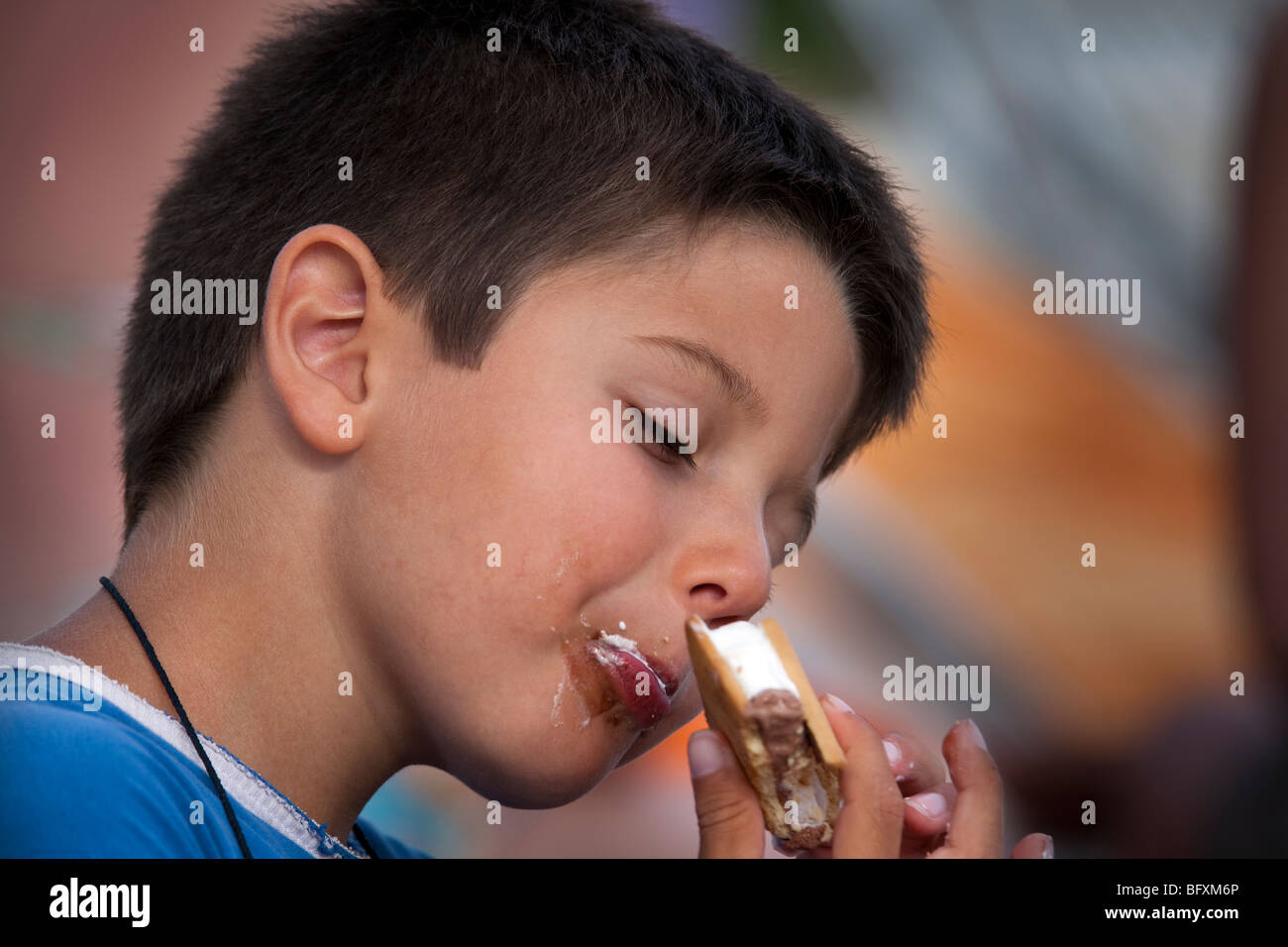 Kinder Eis essen Stockfoto