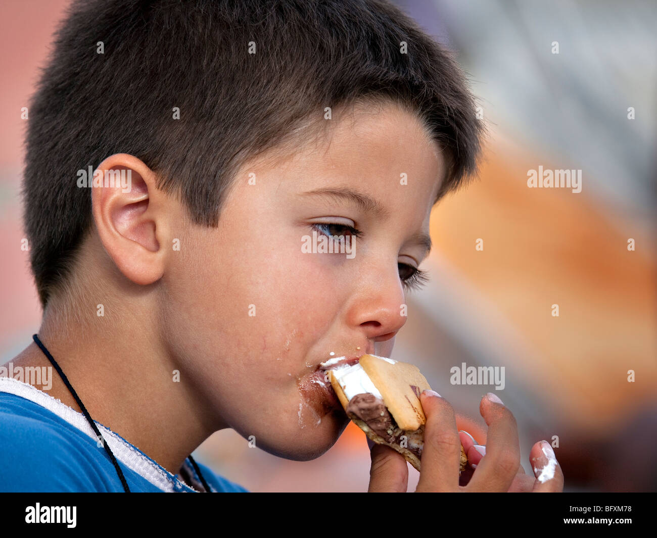 Kinder Eis essen Stockfoto