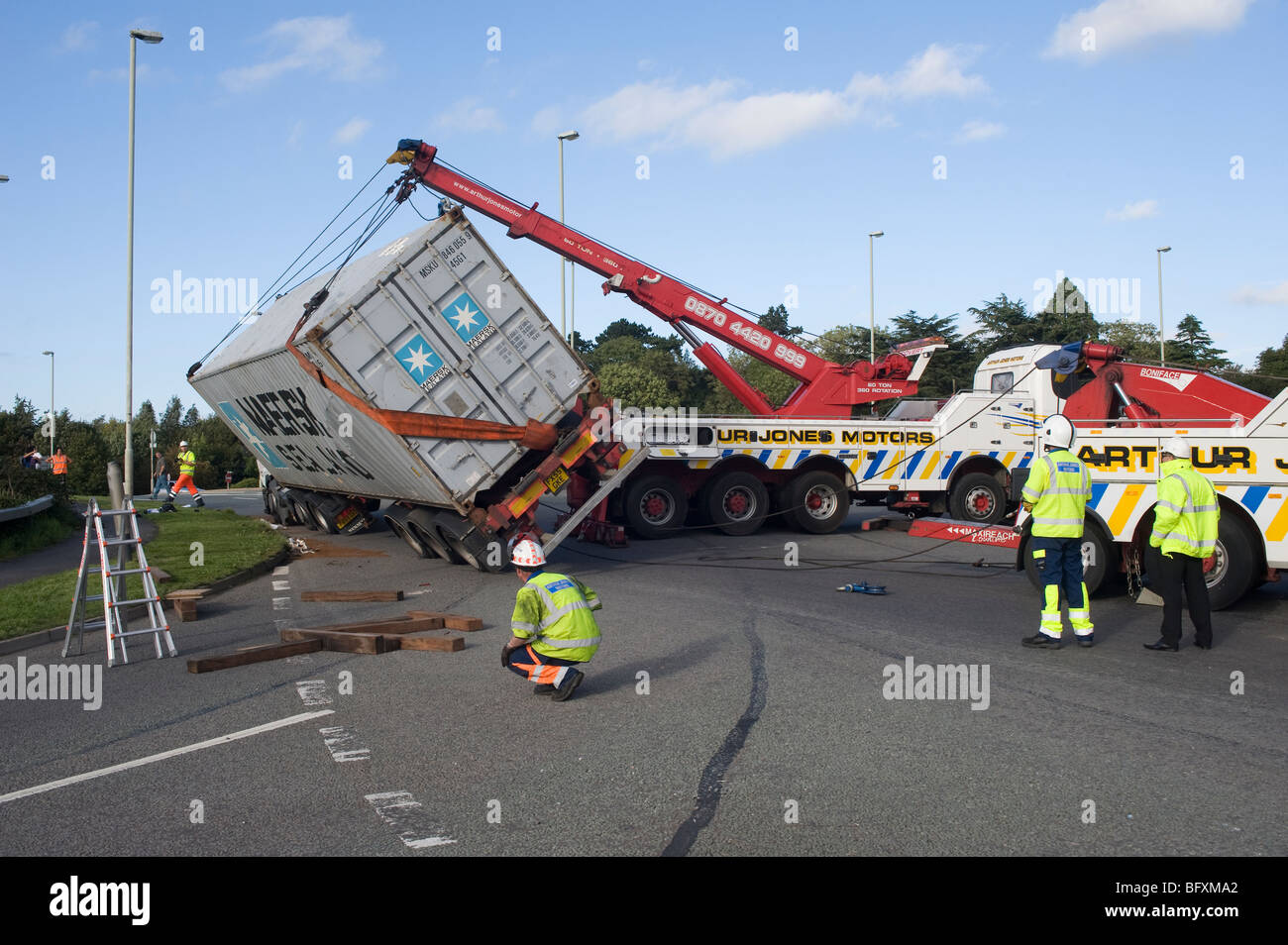 Umgestürzter LKW gerettet von einem Rettungs-Lastwagen in Leicestershire, England Stockfoto
