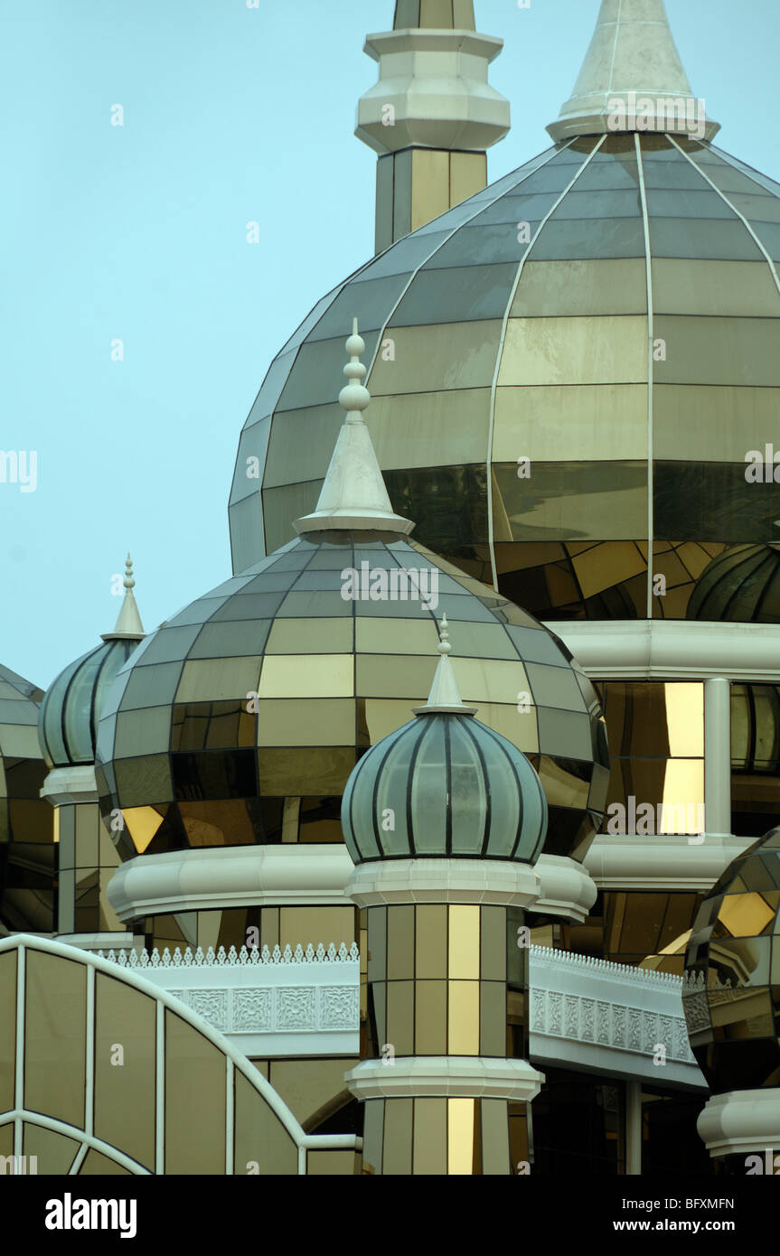 Glaskuppen und Minarette der durchsichtigen Kristallmoschee (2006-2008) oder Masjid Kristal, Kuala Terengganu, Malaysia Stockfoto