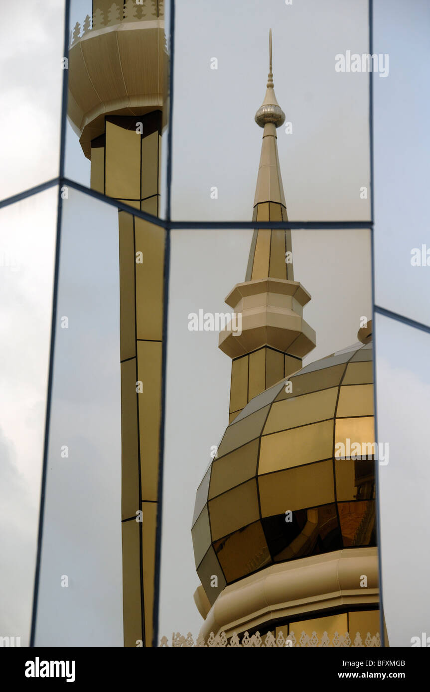 Verzerrte oder verdrehte Spiegelreflexionen von Dome & Minaretten der Ganzglas-Kristallmoschee (2006-2008) oder Masjid Kristal, Kuala Terengganu, Malaysia Stockfoto