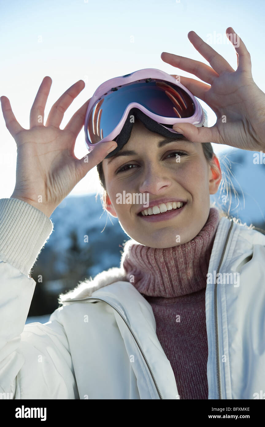 Junge Frau mit Ski-Schattierungen Stockfoto