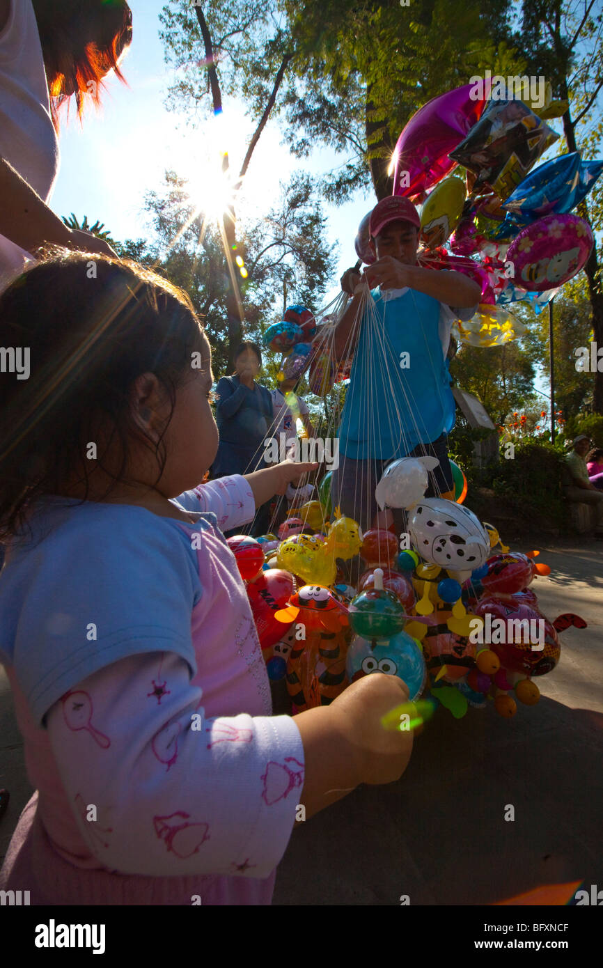 Kauf eines Ballons in Parque Alameda Central von Mexiko-Stadt Stockfoto