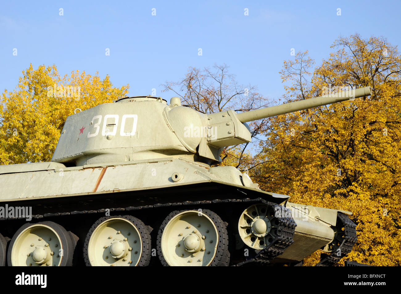 Sowjetischer t-34 Panzer durch das Sowjetische Ehrenmal, Berlin. Stockfoto