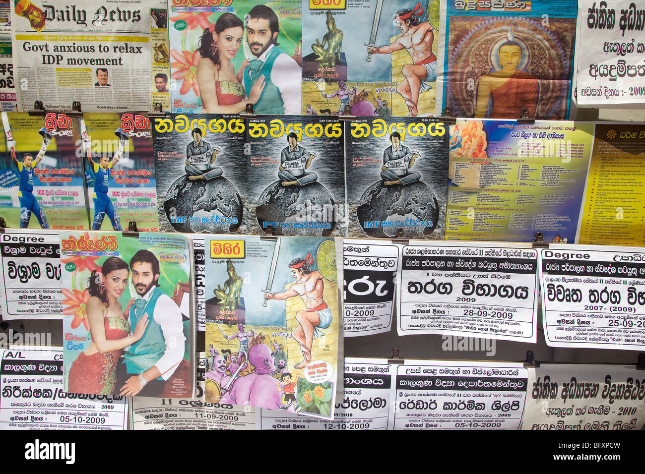 Zeitschriften und Zeitungen zum Verkauf auf der Straße, in Kandy, Srl, Lanka Stockfoto