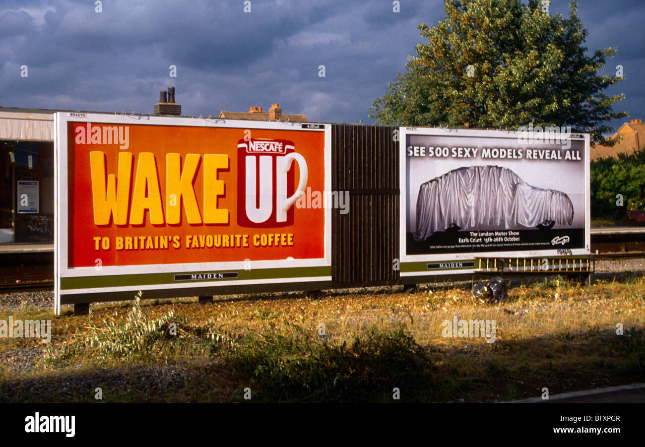 Cheam Station Werbung Werbetafeln Nescafe Werbung "Wake Up" Stockfoto