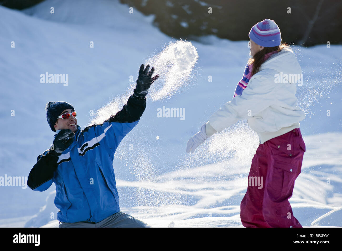 Paar zu spielen, kämpfen im Schnee Stockfoto