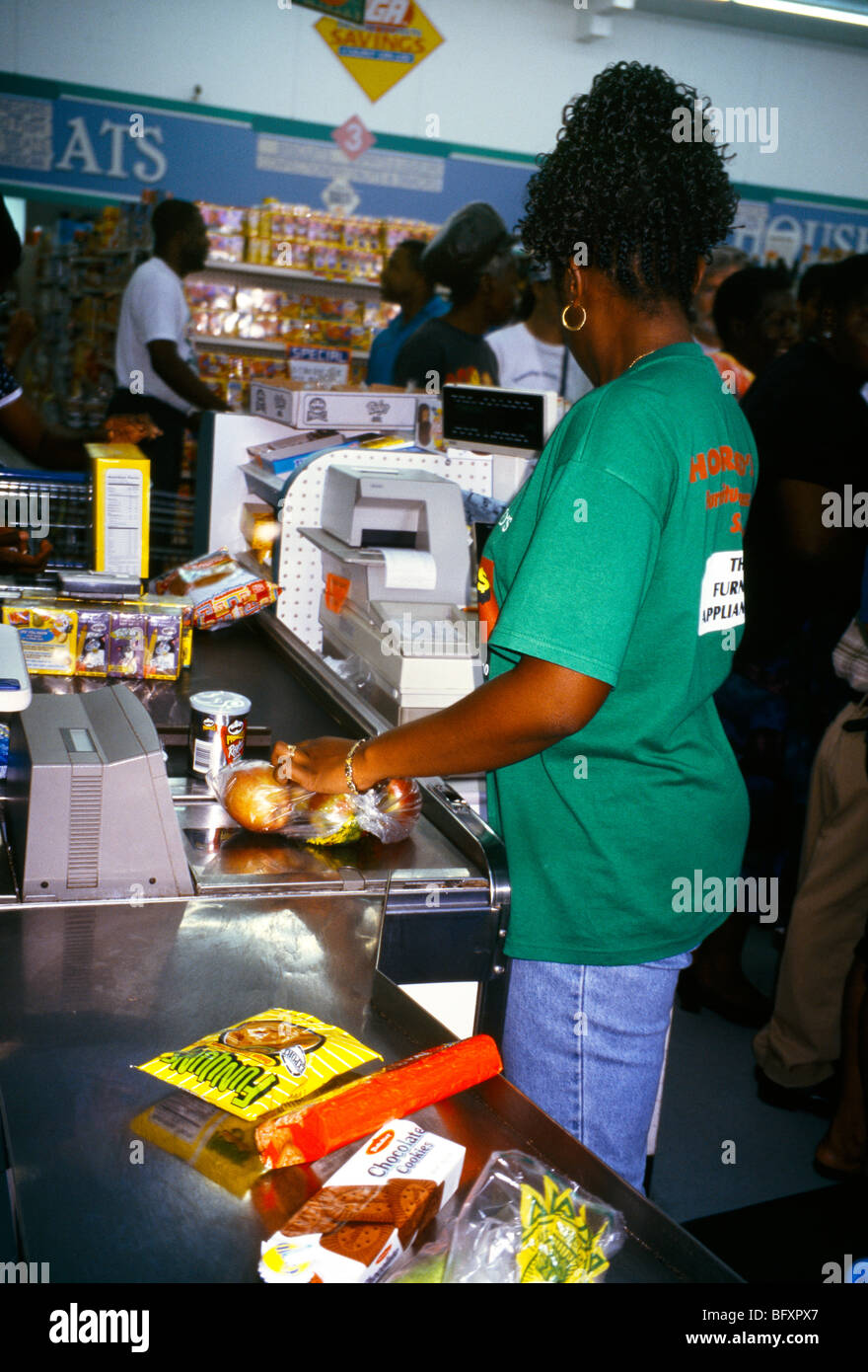 Basseterre, St. Kitts Frau im Supermarkt an der Kasse arbeiten Stockfoto