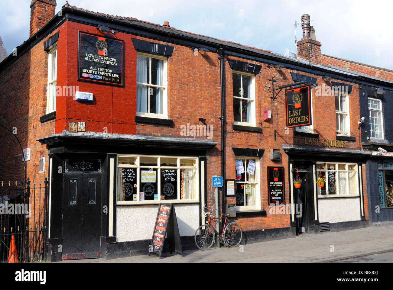 Last Orders, einem typischen Arbeiterklasse roten Backstein Pub im Zentrum von Congleton, Cheshire, England. Stockfoto