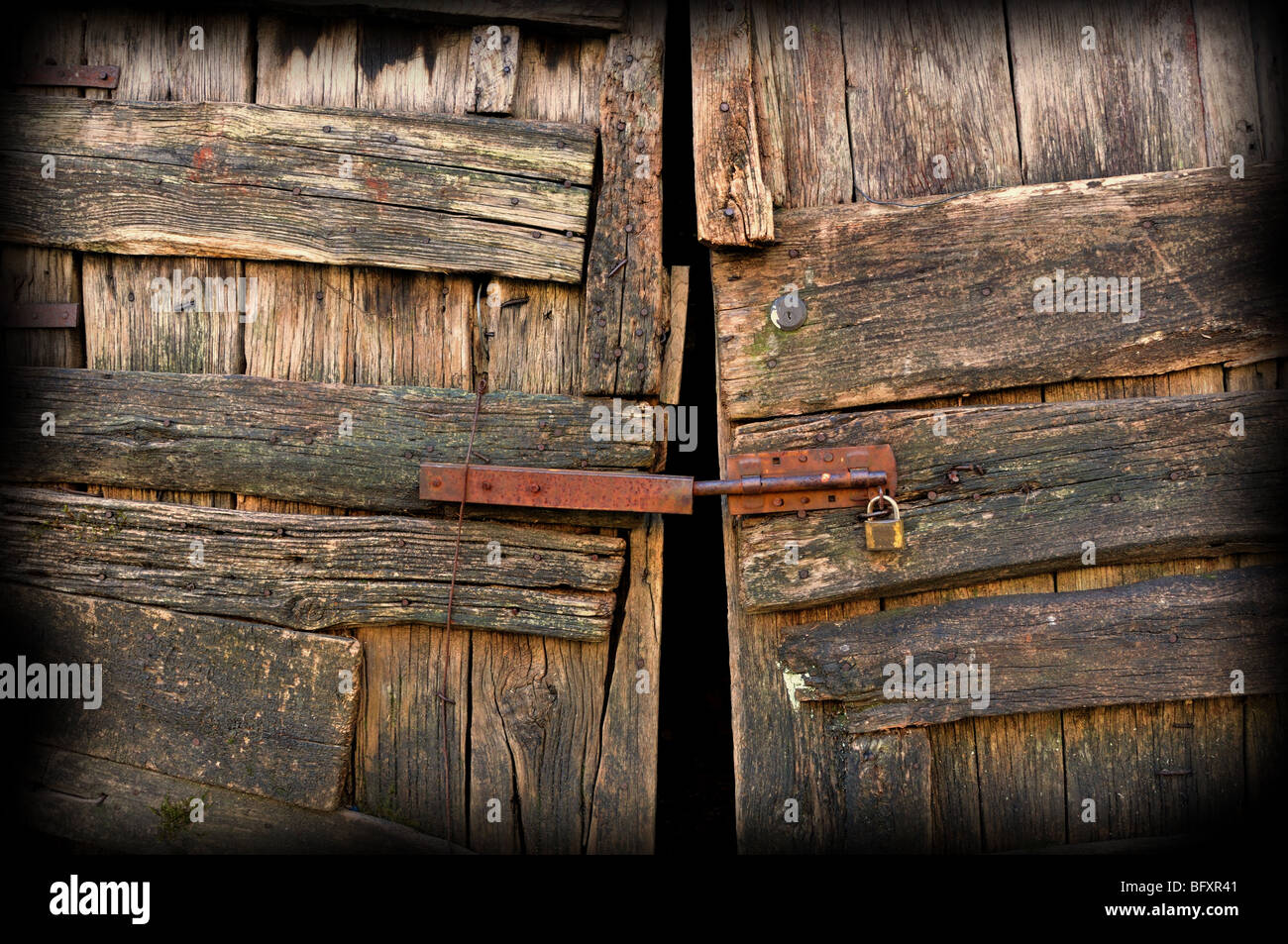 kleine Öffnung in eine Holztür Stockfoto