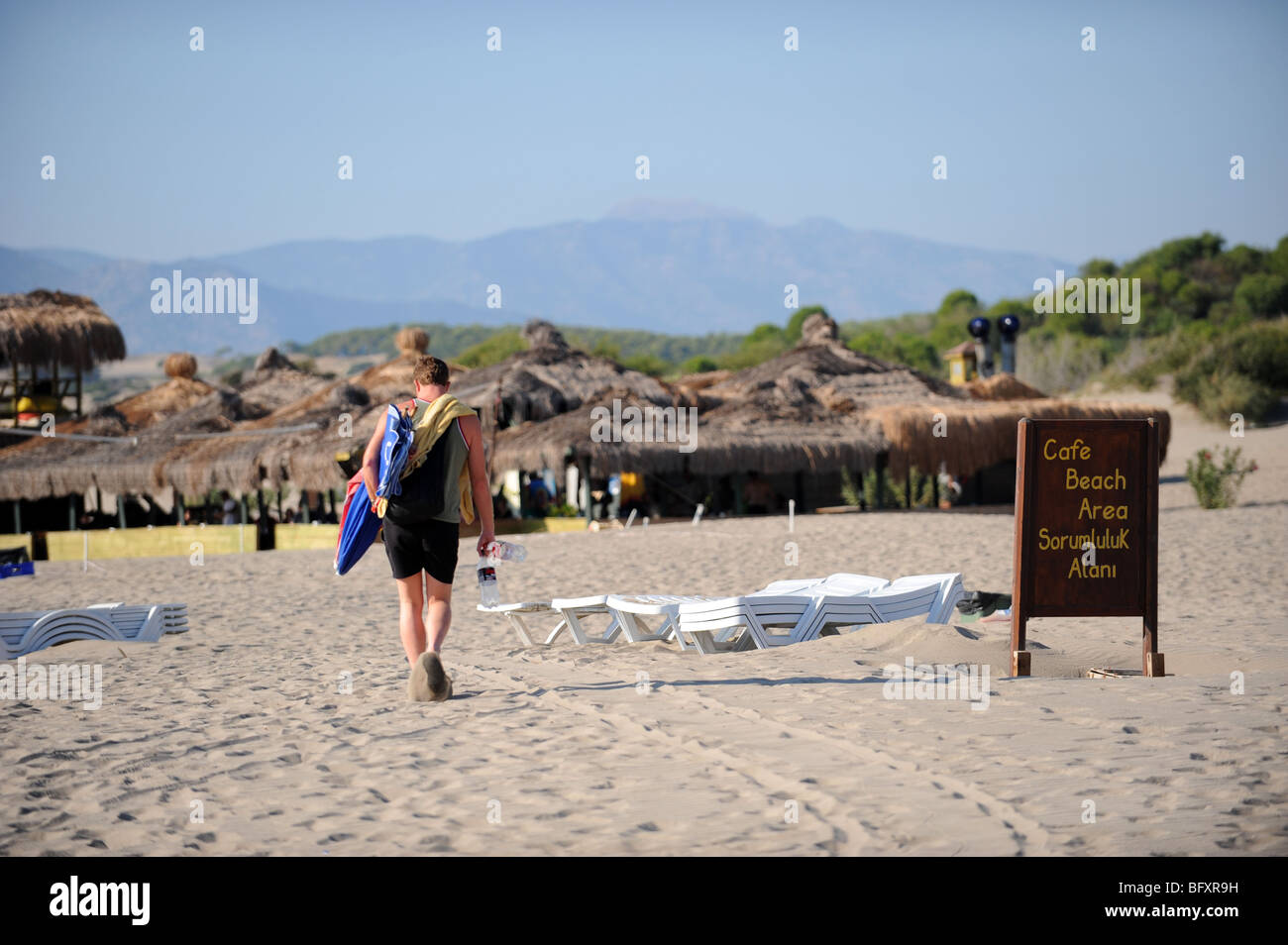 Ein Tourist-Köpfe in Richtung Strand-Cafe-Restaurant am Strand von Patara Stockfoto