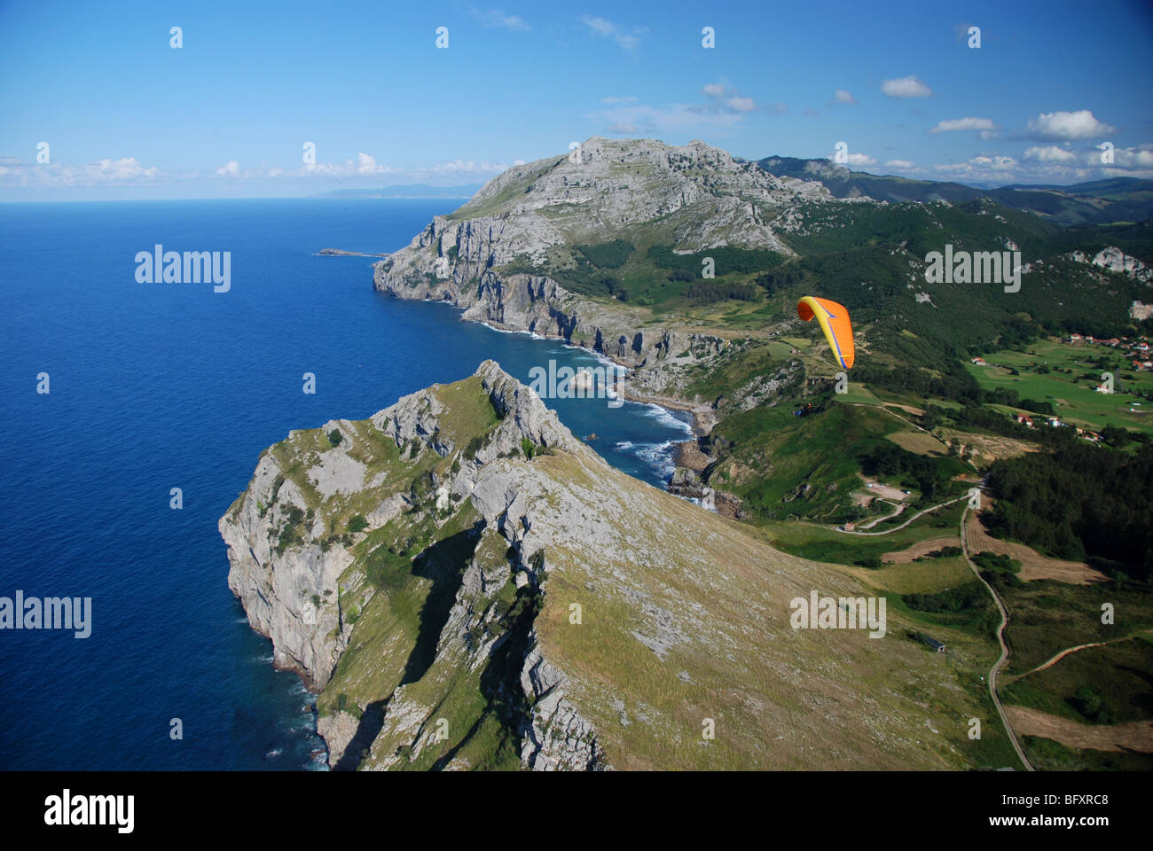 Paragliding über der Küste von Spanien, tolle Aussicht, fliegen über das Meer, hohes Risiko, Abenteuer, Gleitschirm, genial, unglaublich Stockfoto