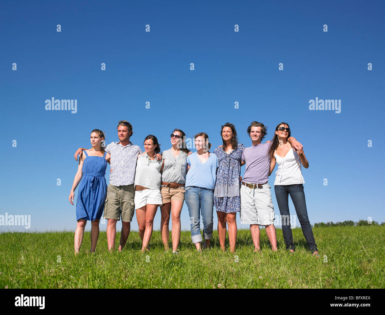 Gruppe von Jugendlichen, die zu Fuß in Feld Stockfoto