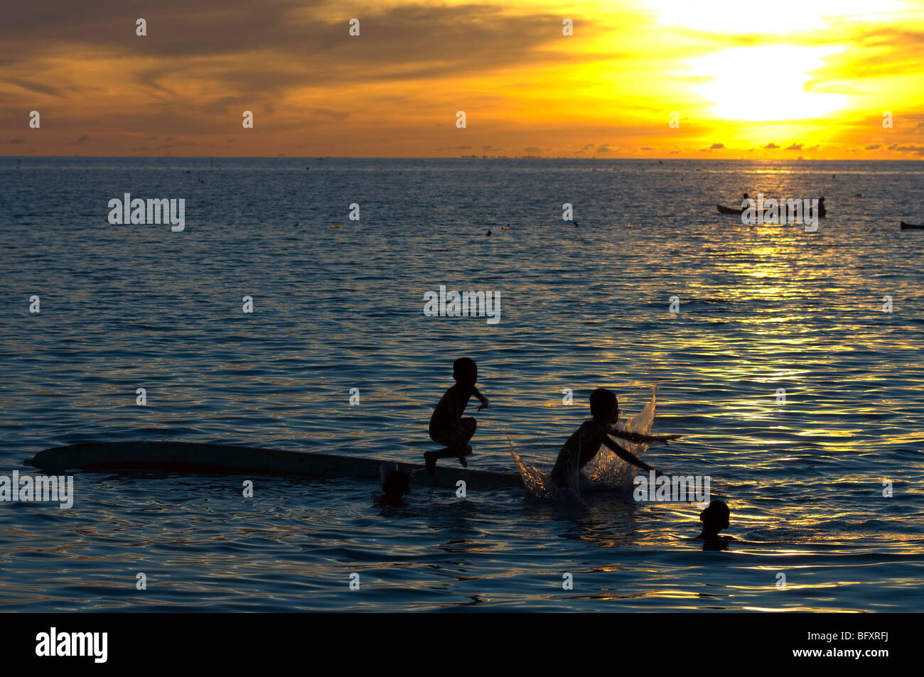 Kinder spielen im Meer, Kei Kecil (Kai Inselchen), Teil von den Molukken, Indonesien. Stockfoto
