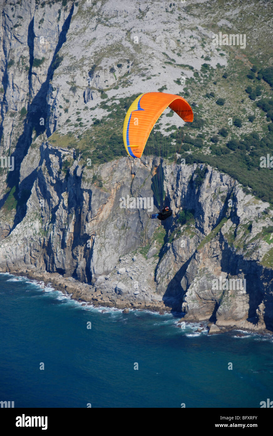 Paragliding über der Küste von Spanien, Kantabrien, fliegen über das Meer, Klippe, Risiko, Abenteuer, genial, Erfahrung, pilot, Flügel, Stockfoto