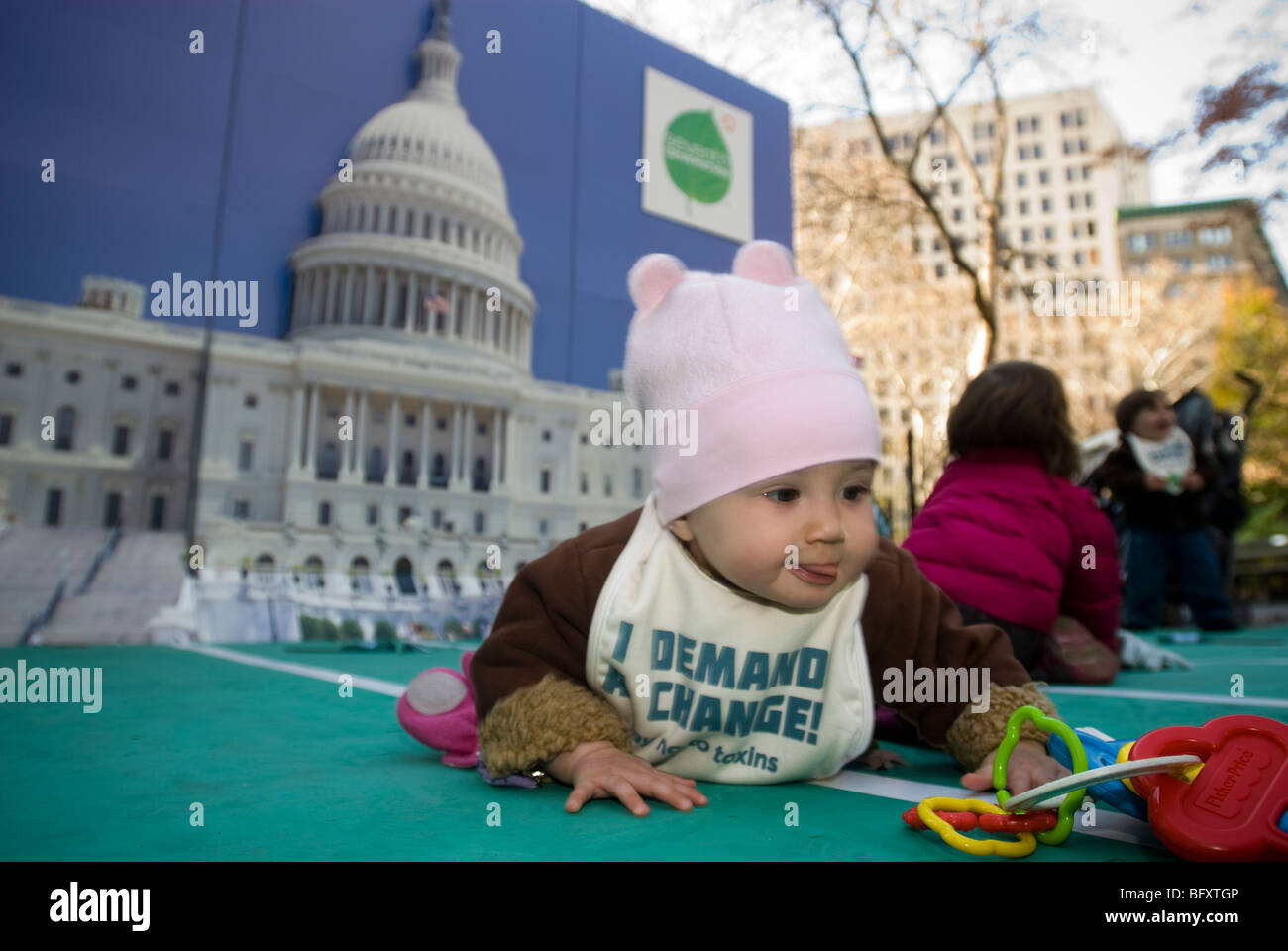 Kleinkinder fördern die Million Baby Crawl im Madison Square Park in New York Stockfoto
