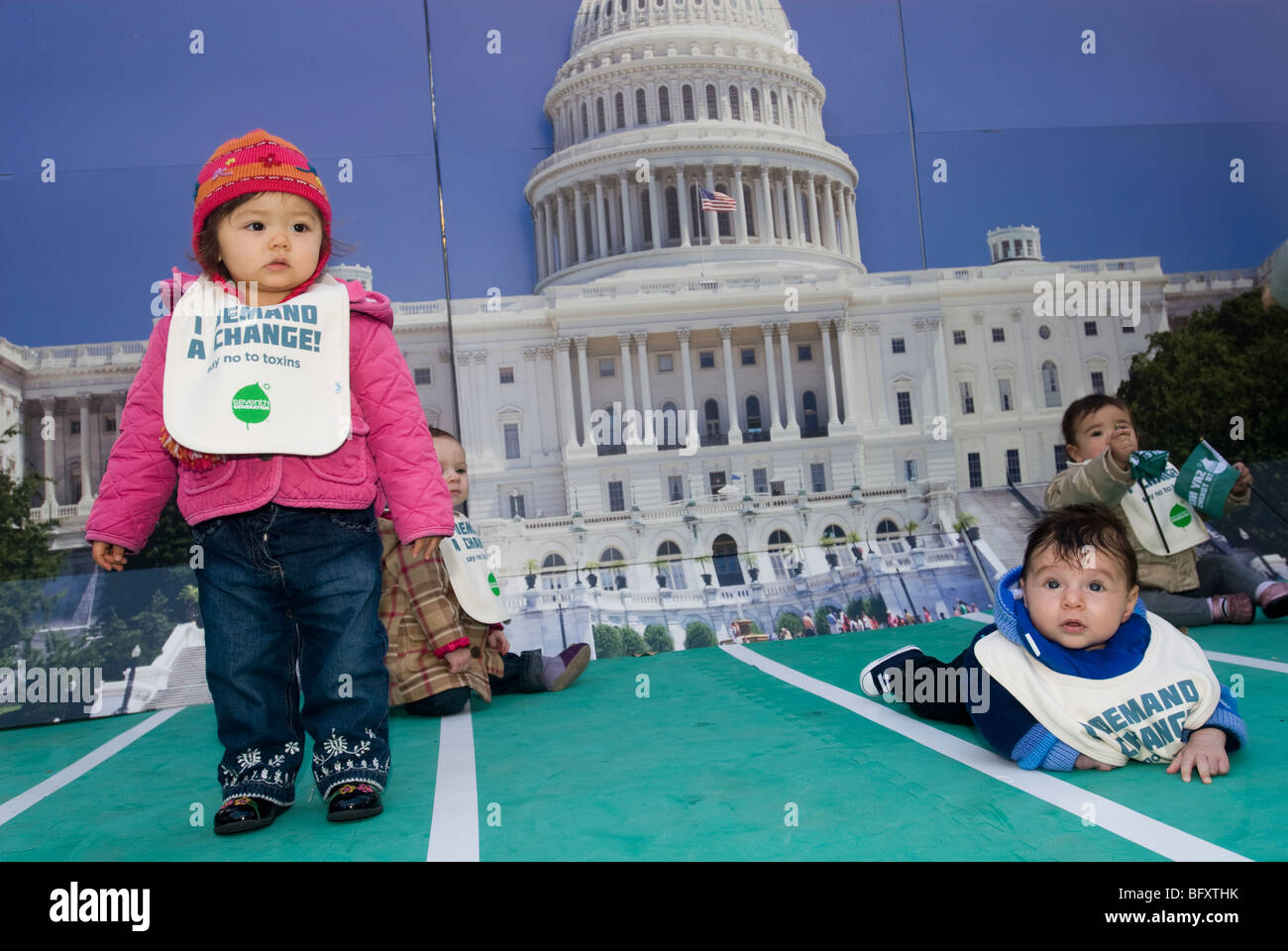 Kleinkinder fördern die Million Baby Crawl im Madison Square Park in New York Stockfoto