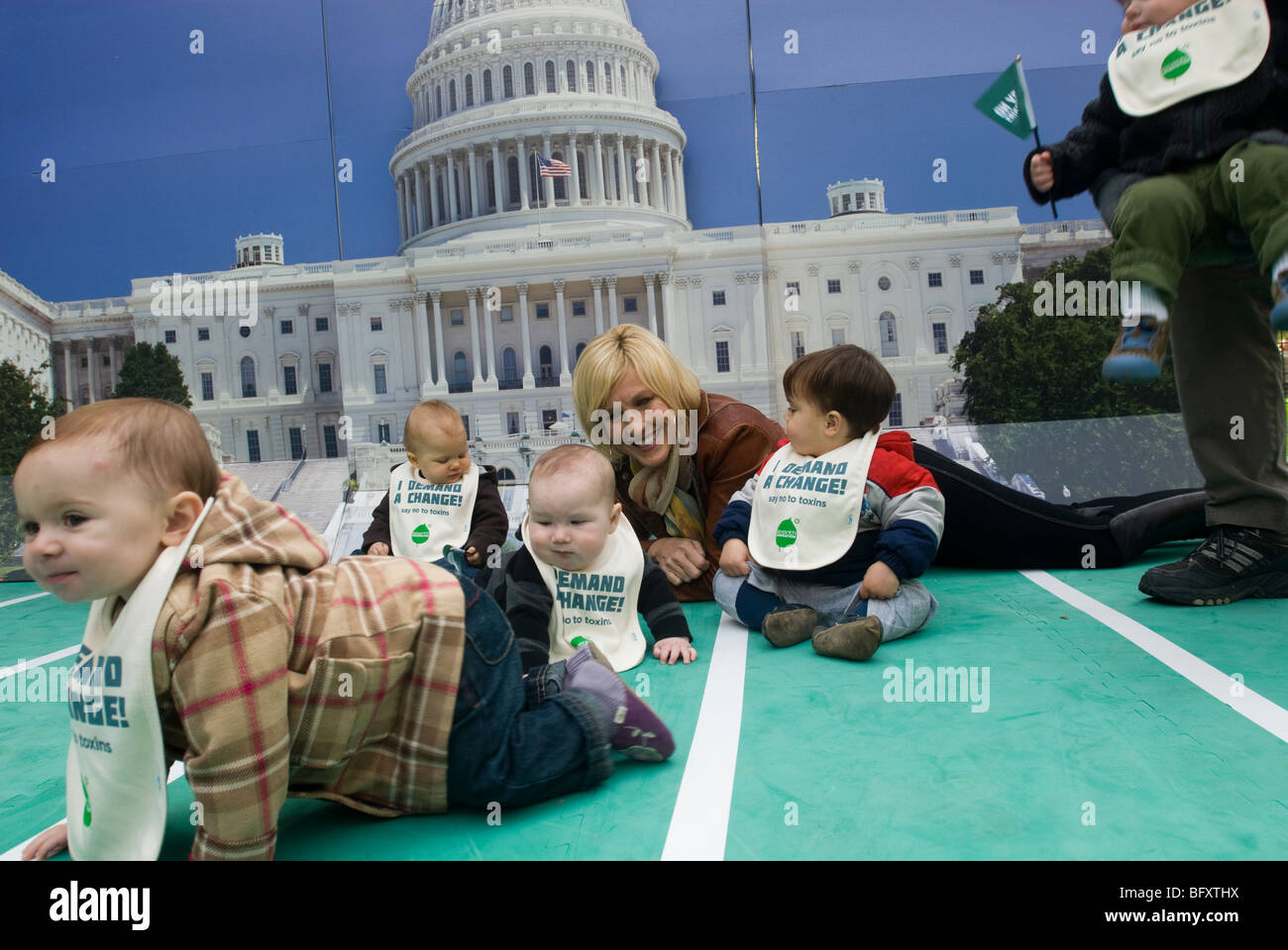 Umweltaktivistin Erin Brockovich posiert mit Kleinkinder im Madison Square Park in New York Stockfoto