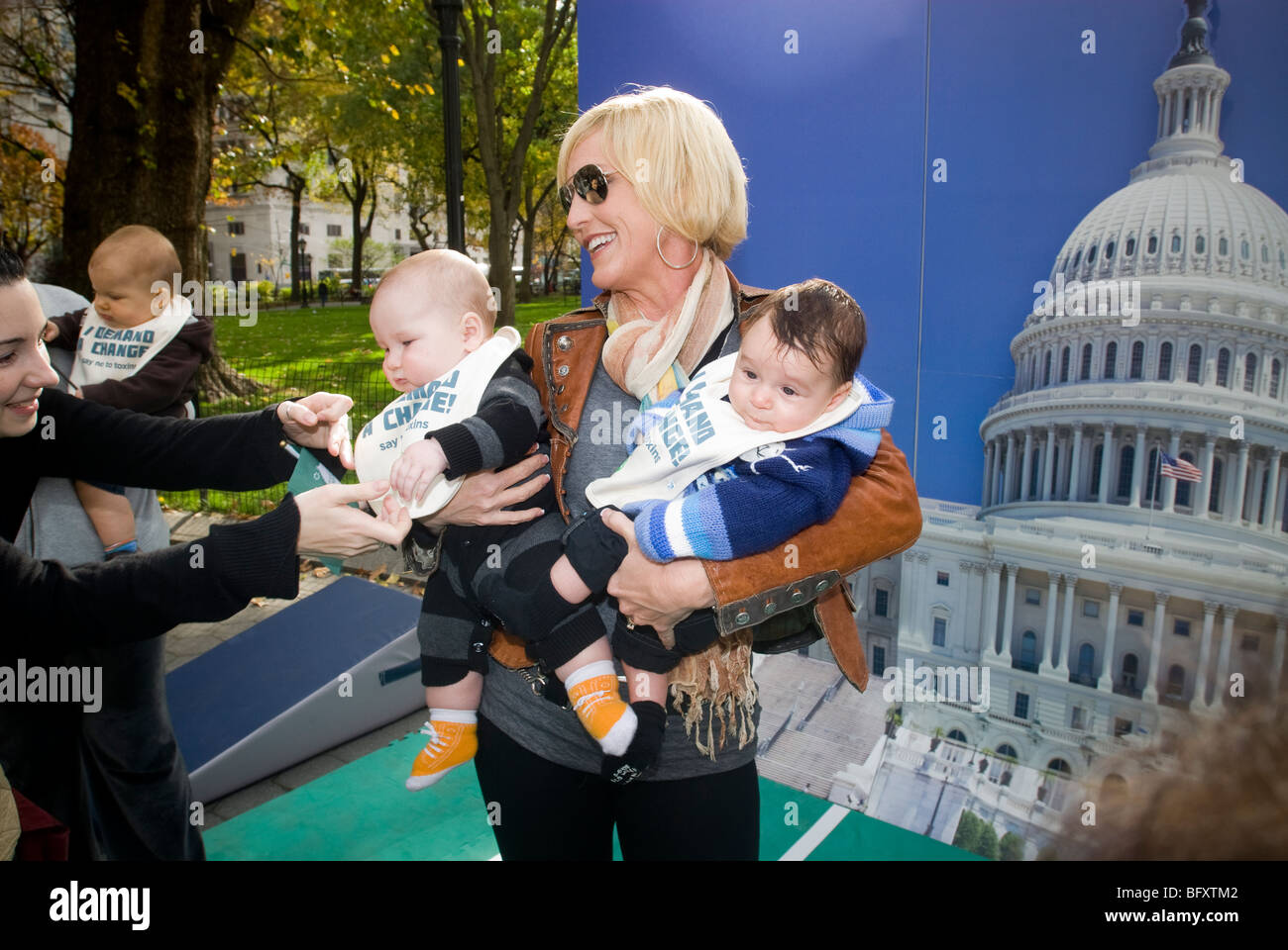Umweltaktivistin Erin Brockovich posiert mit Kleinkinder im Madison Square Park in New York Stockfoto