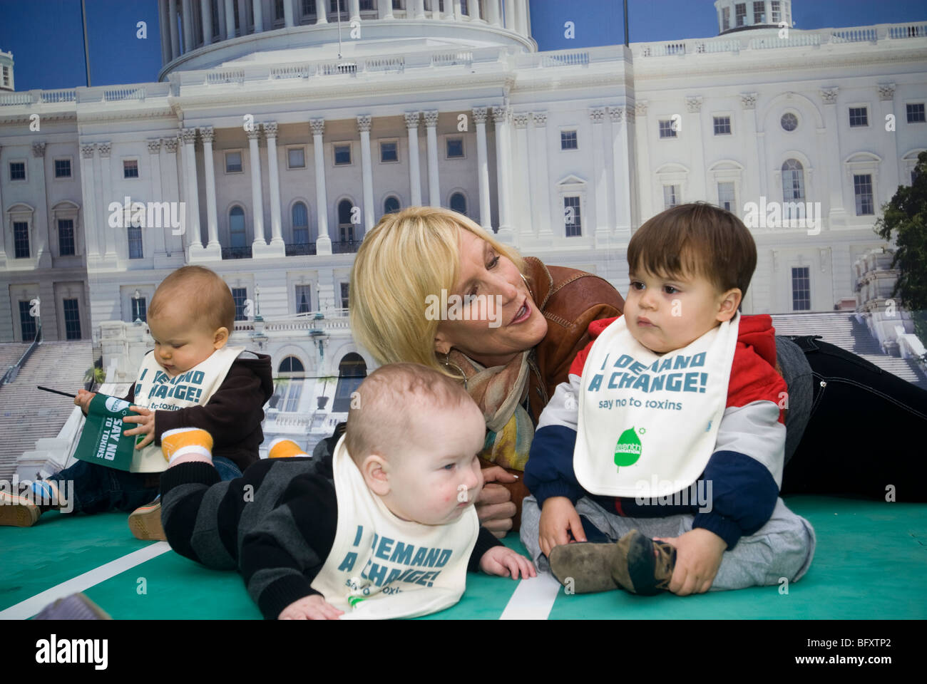 Umweltaktivistin Erin Brockovich posiert mit Kleinkinder im Madison Square Park in New York Stockfoto