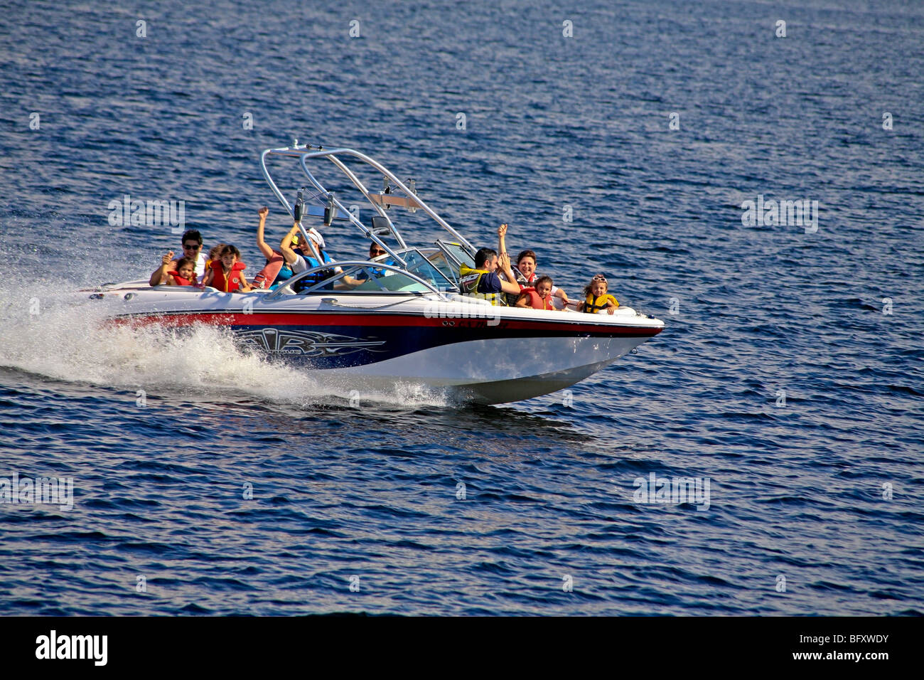 Bootfahren Familienspaß an einem See im Ferienhaus Land im Sommer auf Lake Muskoka in Gravenhurst, Ontario; Kanada Stockfoto