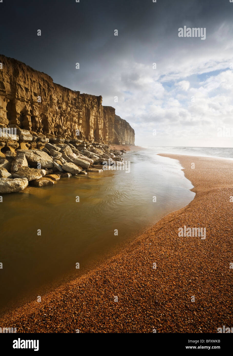 Der Fluss Braut und Cliff Burton. Juraküste Welterbe-Aufstellungsort. Dorset. England. VEREINIGTES KÖNIGREICH. Stockfoto