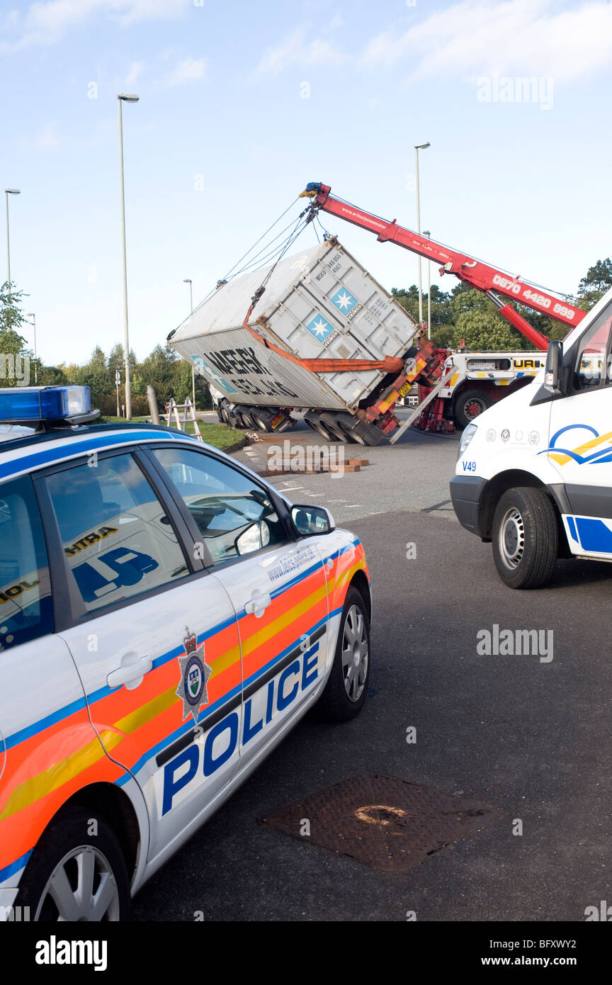 Umgestürzter LKW gerettet von einem Rettungs-Lastwagen in Leicestershire, England mit Polizeiwagen vor Ort Stockfoto
