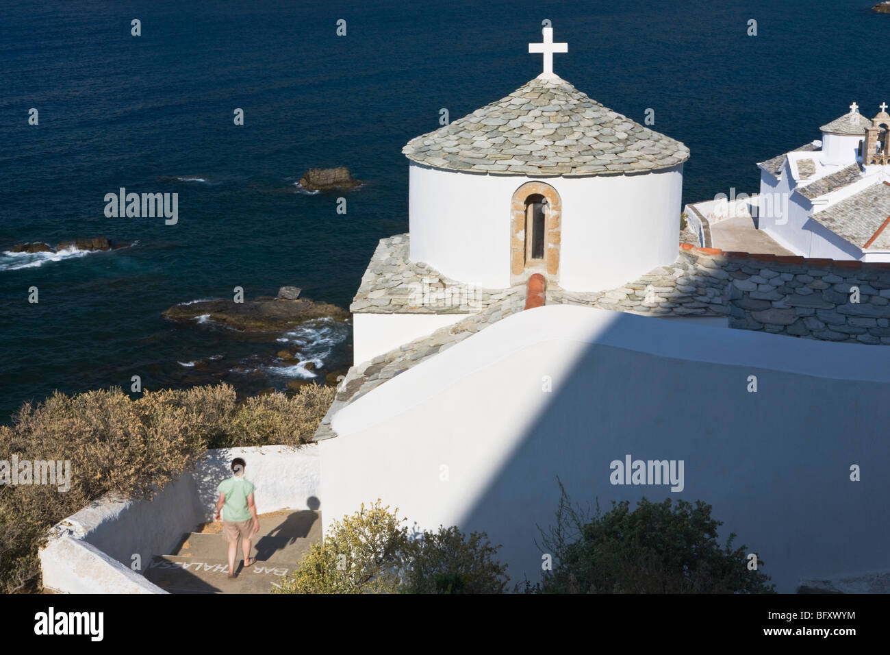 Touristen, die zu Fuß durch die griechisch-orthodoxe Kirche Skopelos Insel Griechenland Stockfoto