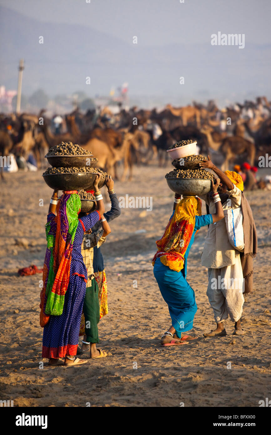 Mann kaufen Kamel Dung Biokraftstoff auf der Camel Fair in Pushkar Indien Stockfoto