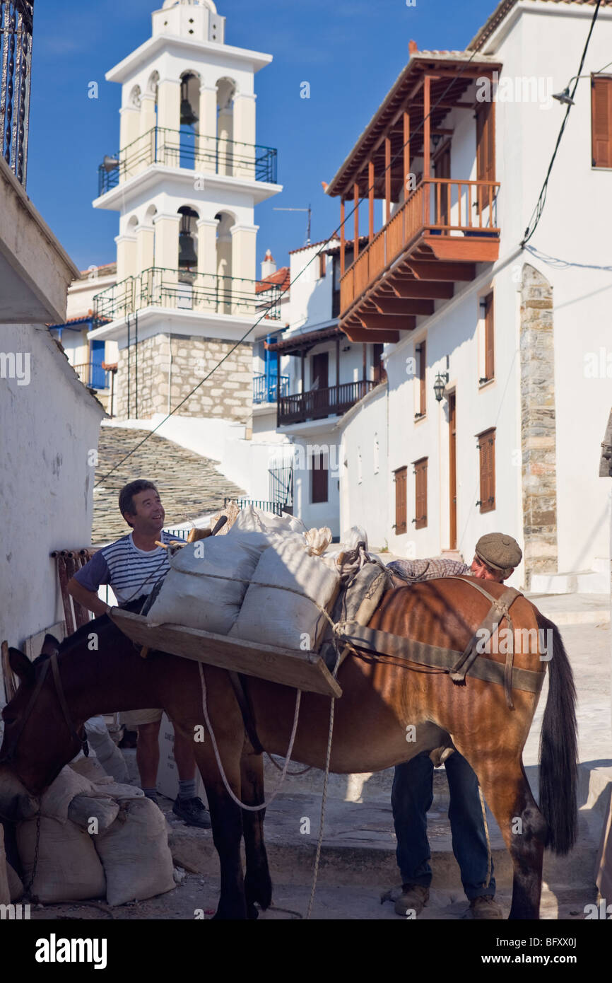 Griechische Männer laden einen Esel Skopelos Insel Griechenland Stockfoto