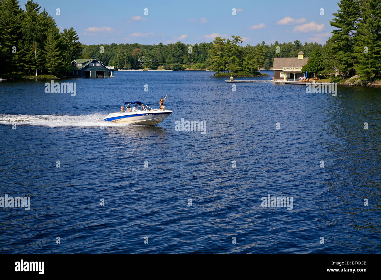 Bootfahren Spaß auf See im Ferienhaus Land im Sommer auf Lake Muskoka in Gravenhurst, Ontario; Kanada Stockfoto