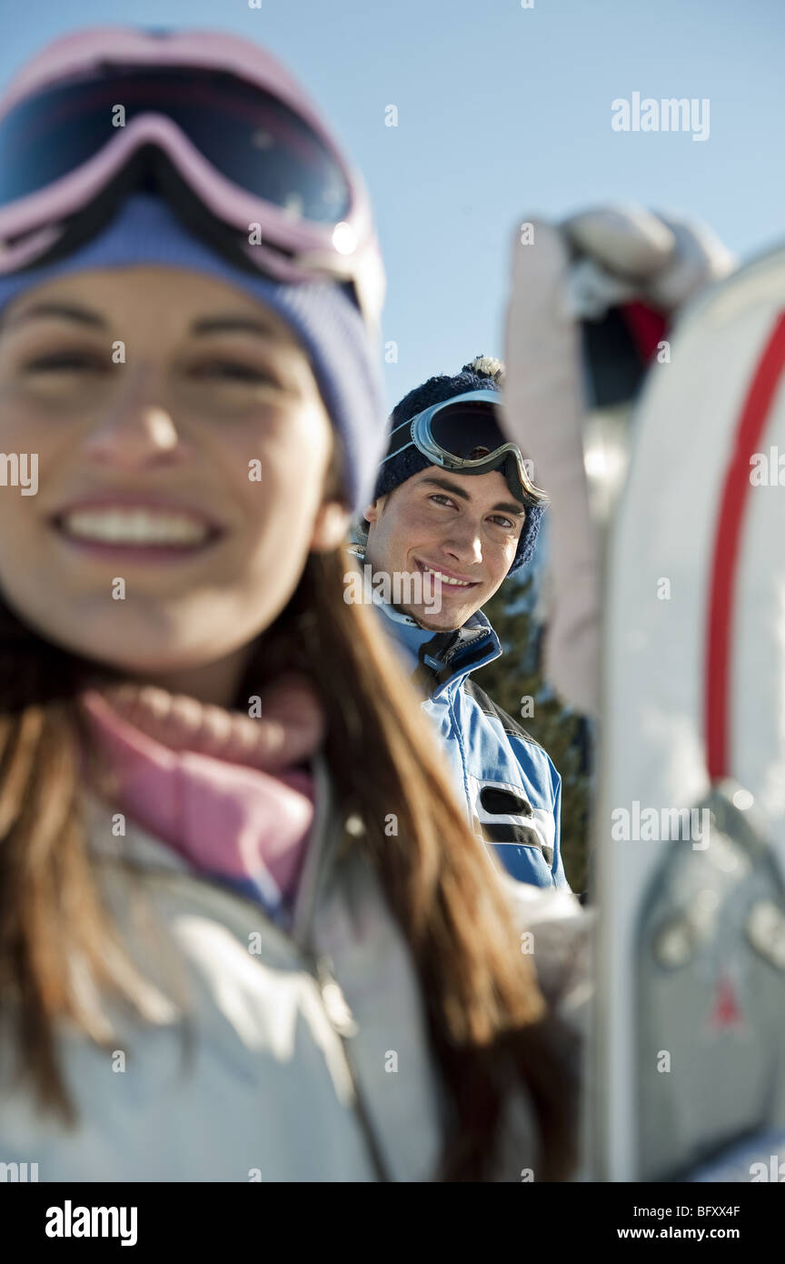 Junge Frau mit Skiern Stockfoto