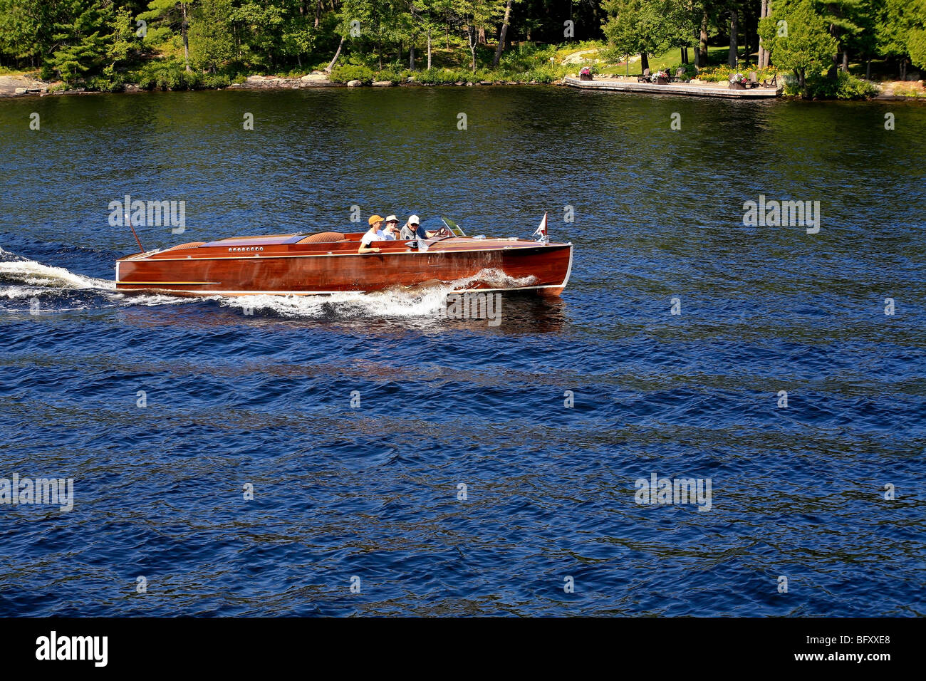 Mahoganie Boot auf See im Ferienhaus Land im Sommer auf Lake Muskoka in Gravenhurst, Ontario; Kanada Stockfoto