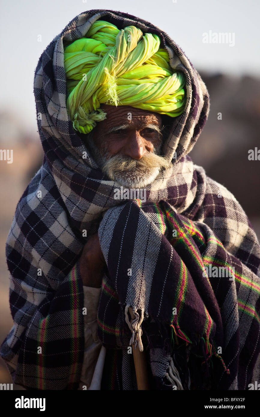 Rajput Greis auf dem Kamel Messe in Indien Pushkar Stockfoto