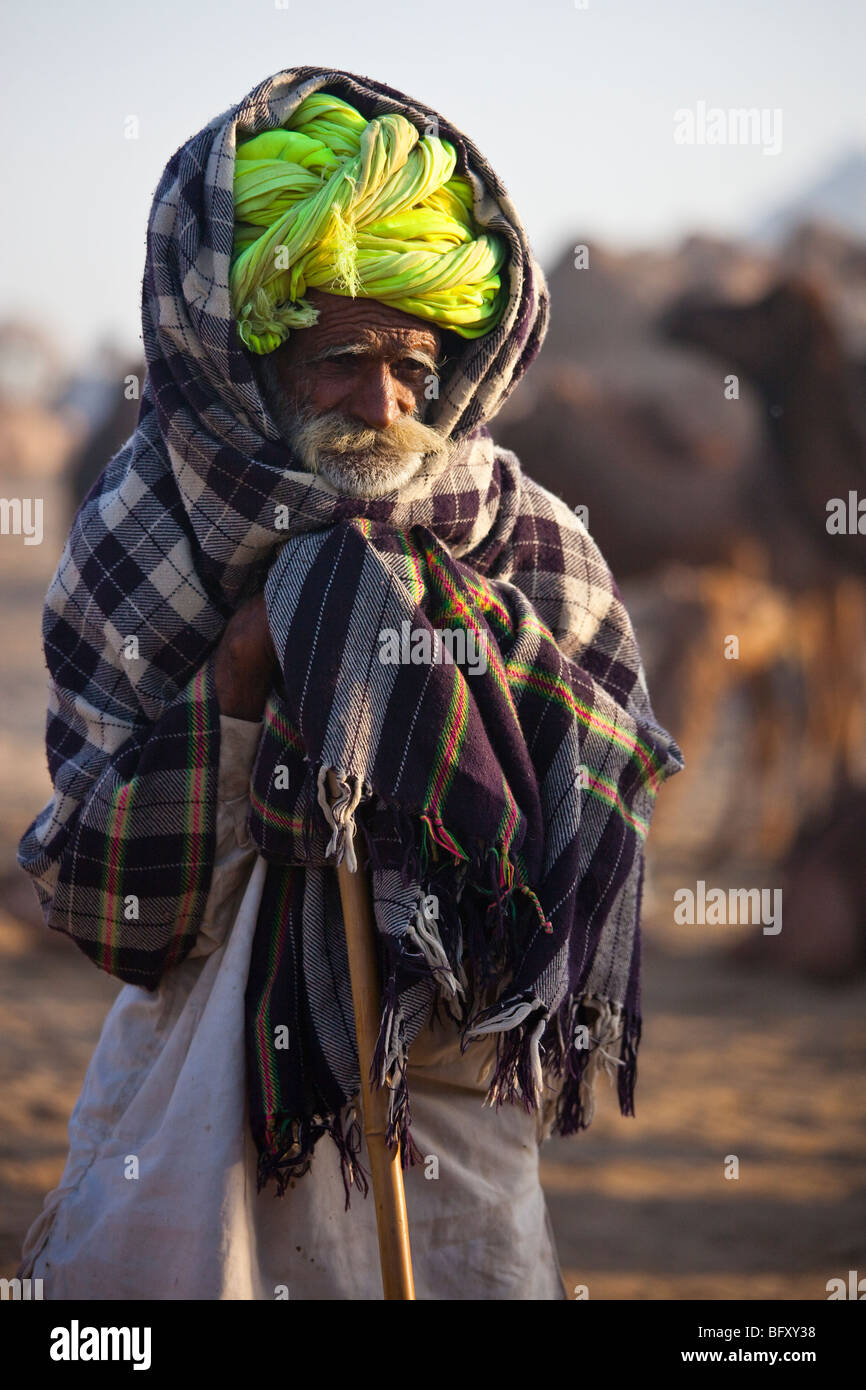 Rajput Greis auf dem Kamel Messe in Indien Pushkar Stockfoto