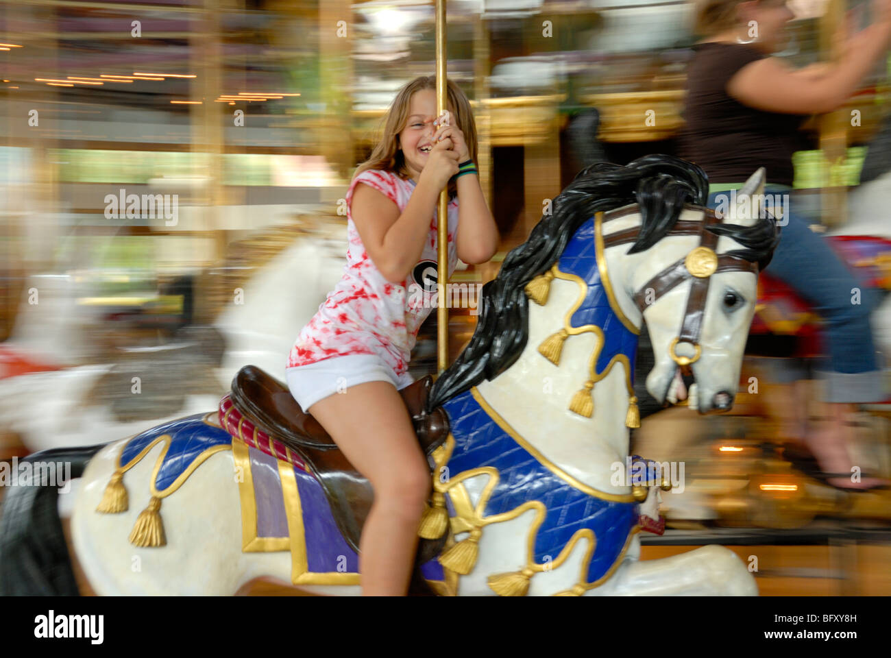 Junges Mädchen reiten der Merry Go Round, Coolidge Park, Chattanooga, TN Stockfoto