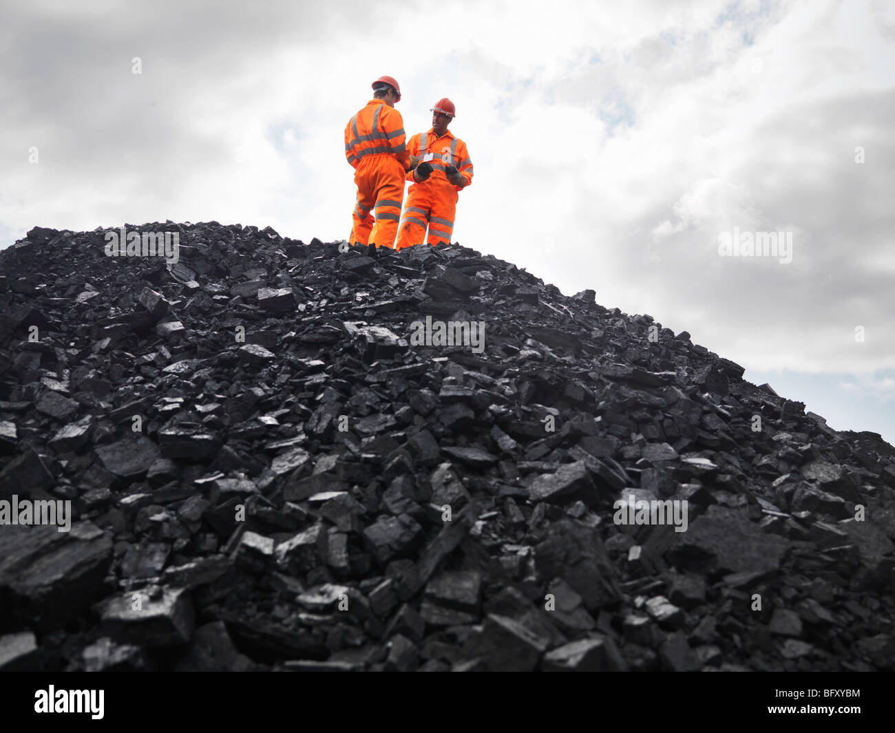Bergleute auf Haufen Kohle Stockfoto
