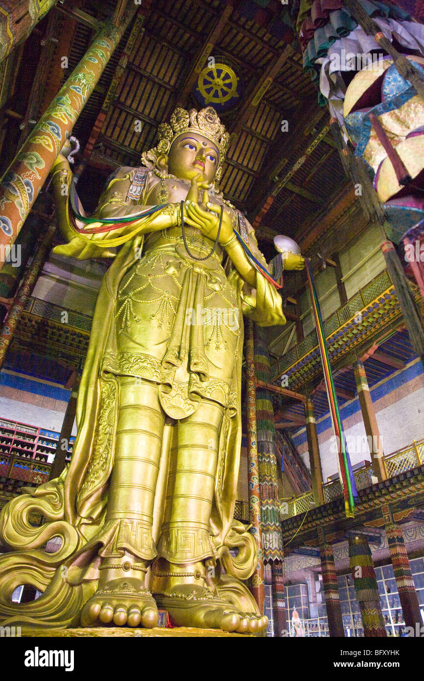 Eine vergoldete Buddha-Statue Megiid Janraisag Tempel Gandantegchilen Kloster Ulan Bator Mongolei Asien Stockfoto