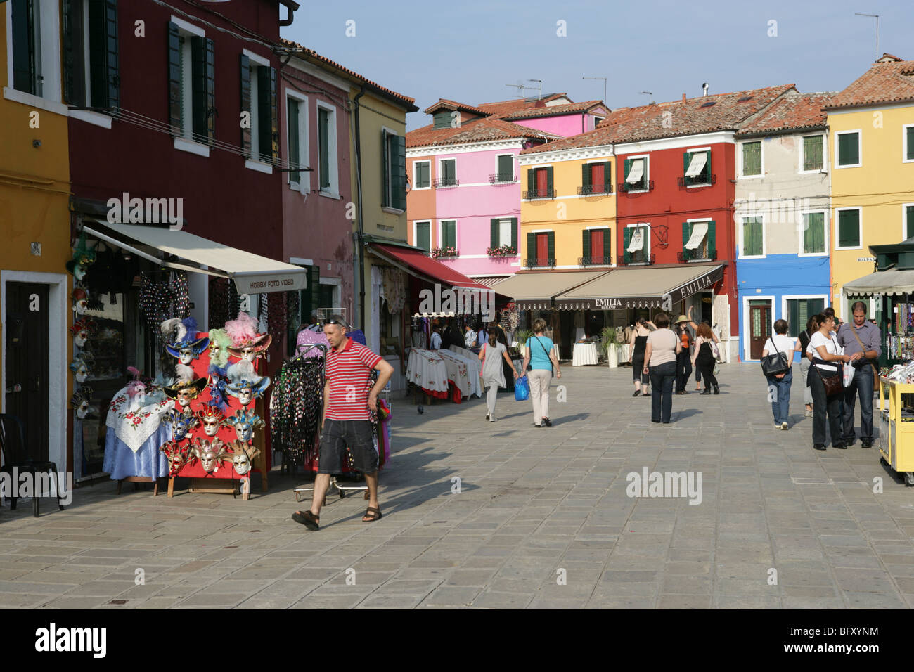 Venedig, Burano, belebten Straße mit Maske shop Stockfoto
