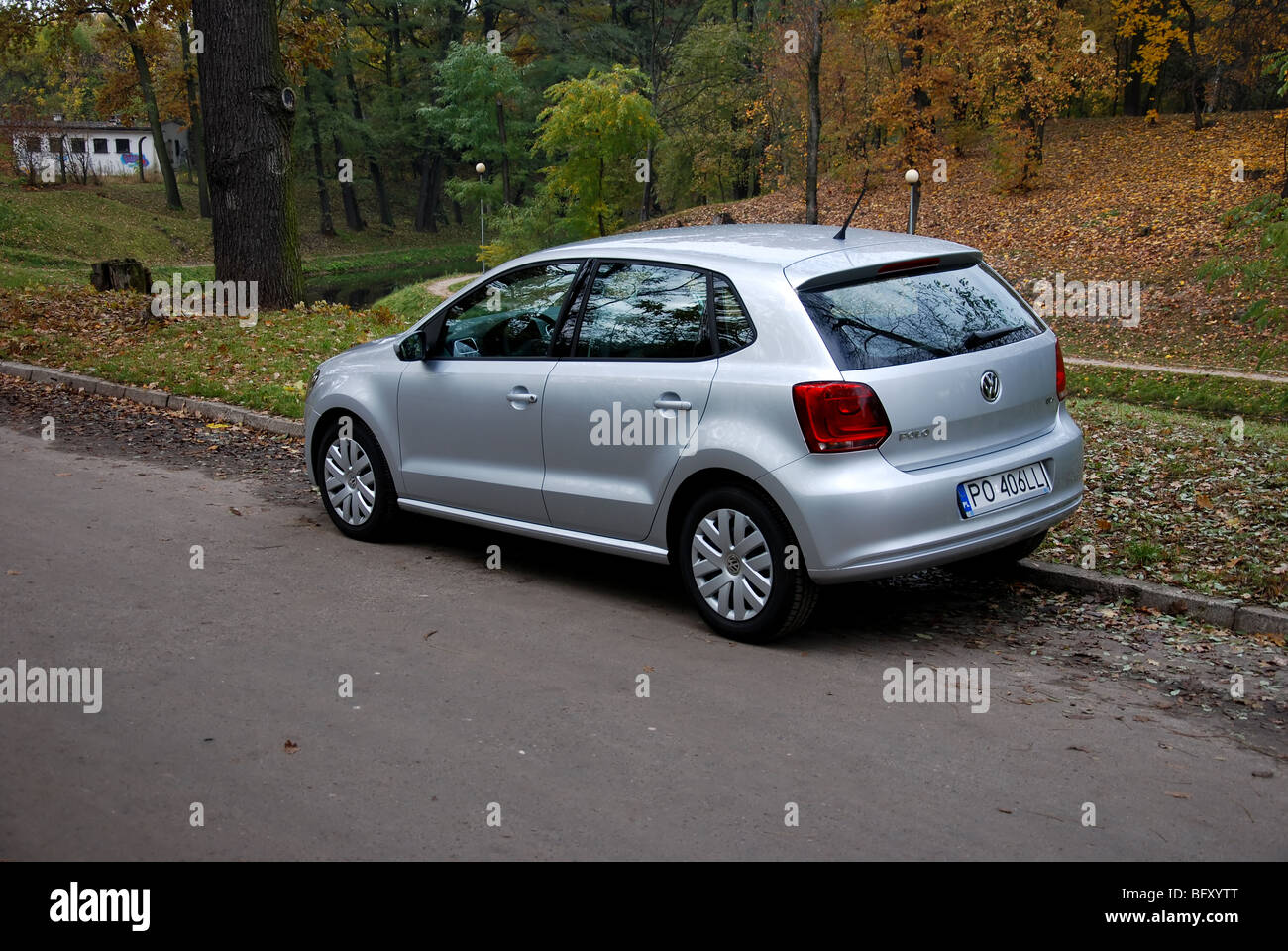 Volkswagen Polo 1.6 TDI - 2009 - Silber - fünf Türen (5D) - Deutsche  Kleinwagen Stadtauto - auf der Straße, in einem park Stockfotografie - Alamy