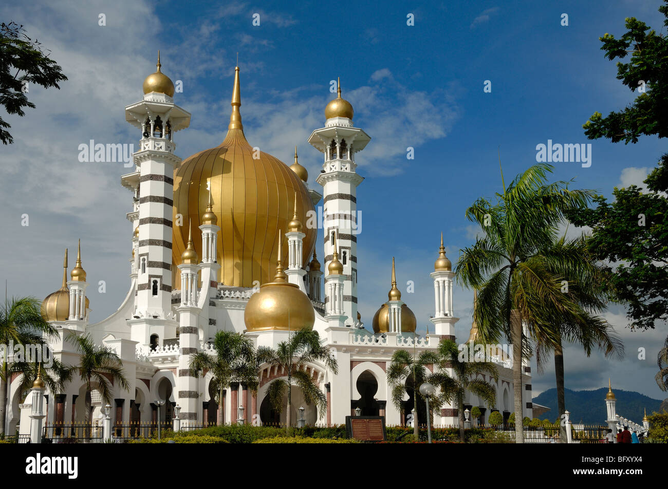 Golden Domes & Minarets of the Masjid Ubudiah, oder Ubudiah Royal Mosque (1917), von Arthur Benison Hubback, Kuala Kangsar, Perak, Malaysia Stockfoto