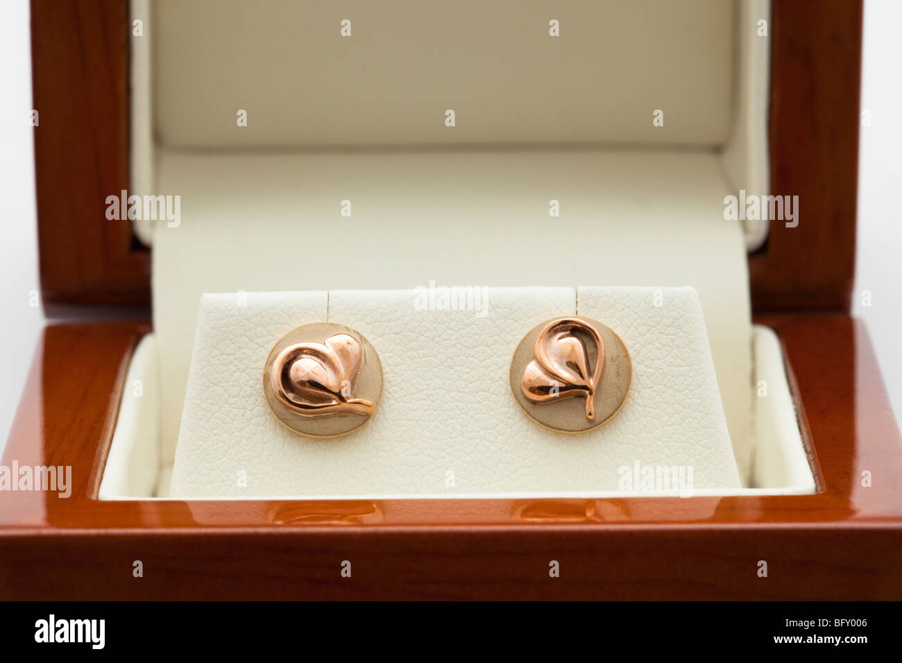 Atelier-Stilleben. Welsh gold Gestüt Ohrringe in Holz Geschenkbox Stockfoto