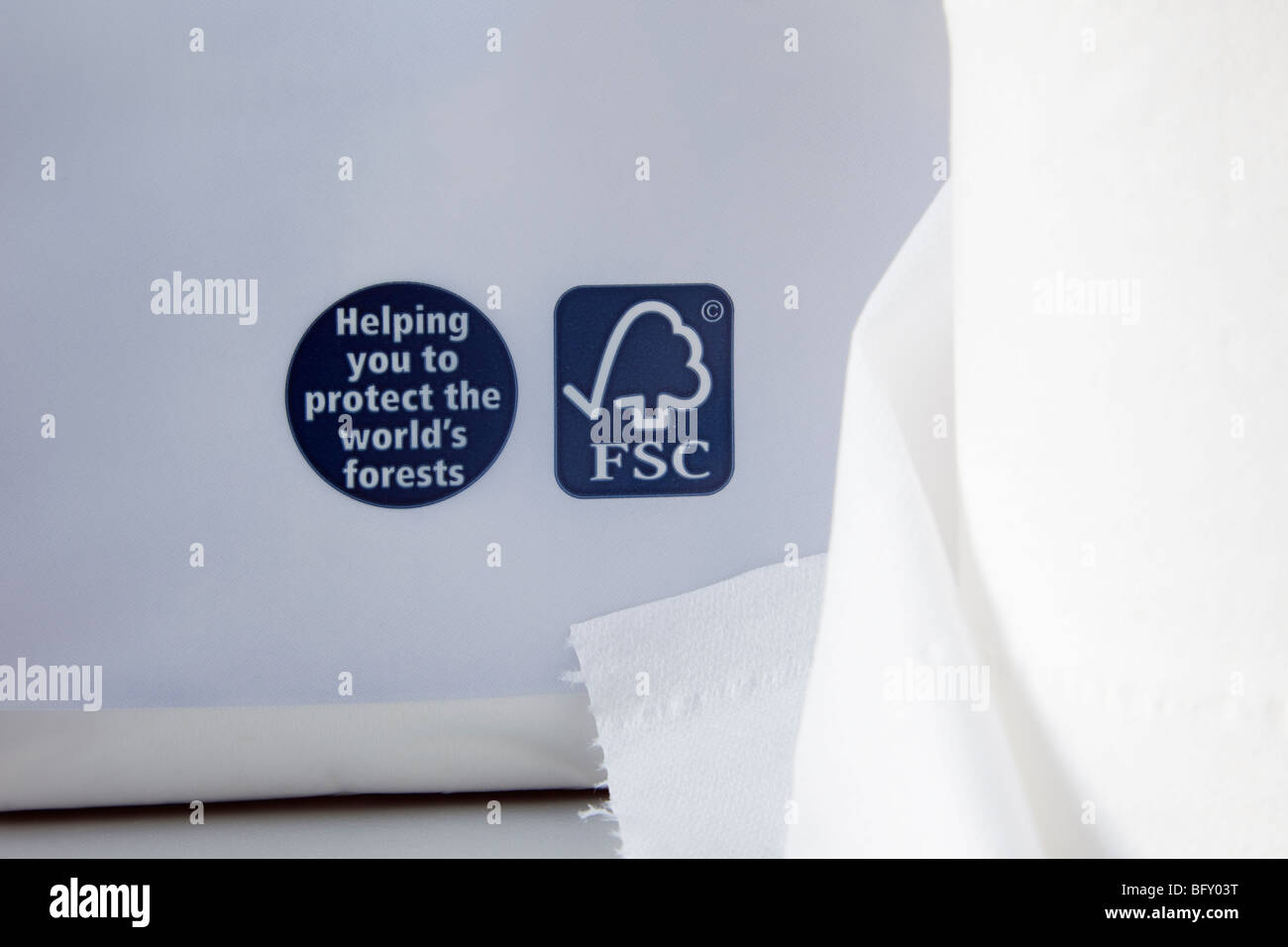 Großbritannien, UK, Europa. Paket von Toilettenpapierrollen mit dem FSC-Logo und die Rolle Toilettenpapier aus nachhaltig bewirtschafteten Wäldern. Stockfoto