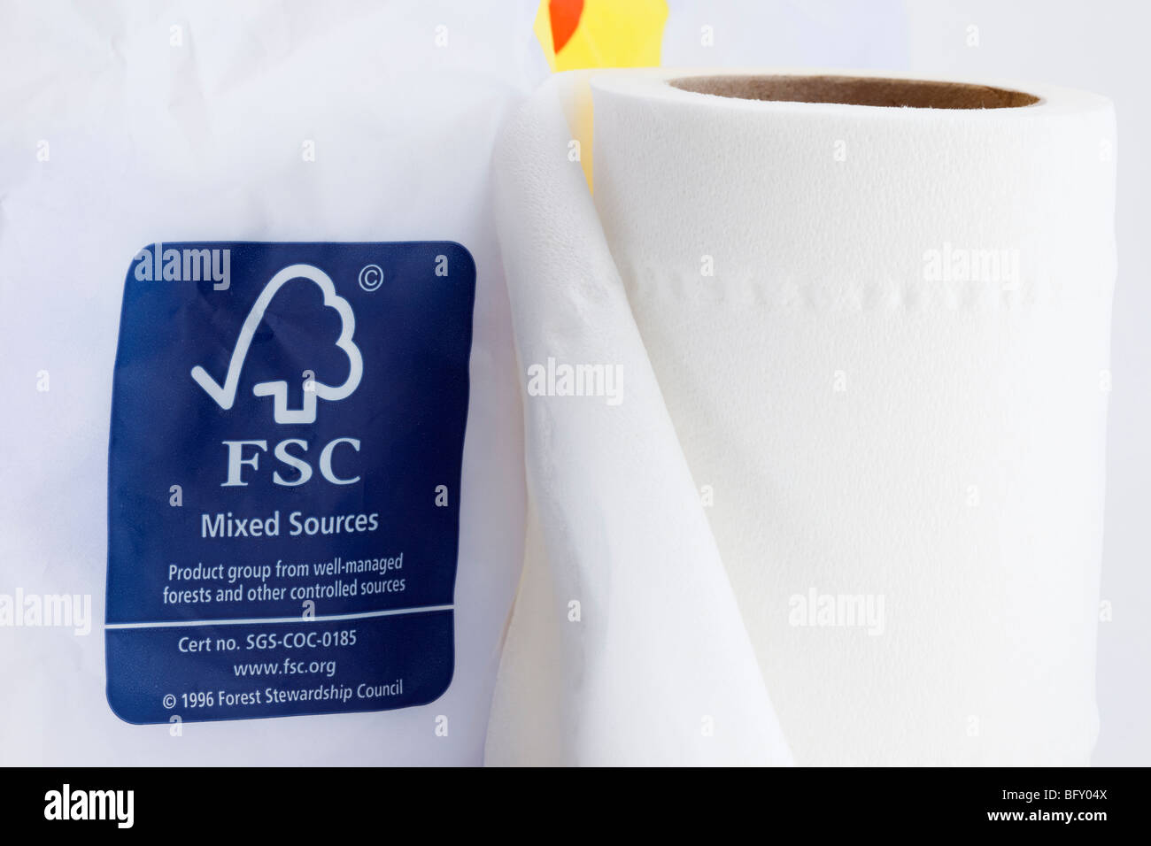 England, UK. Paket von Toilettenpapierrollen mit dem FSC-Logo und die Rolle Toilettenpapier aus nachhaltig bewirtschafteten Wäldern. Stockfoto